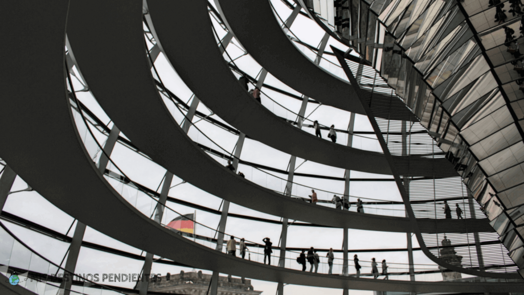 Vista de la cúpula del Reichstag desde el interior (Berlín, Alemania)
