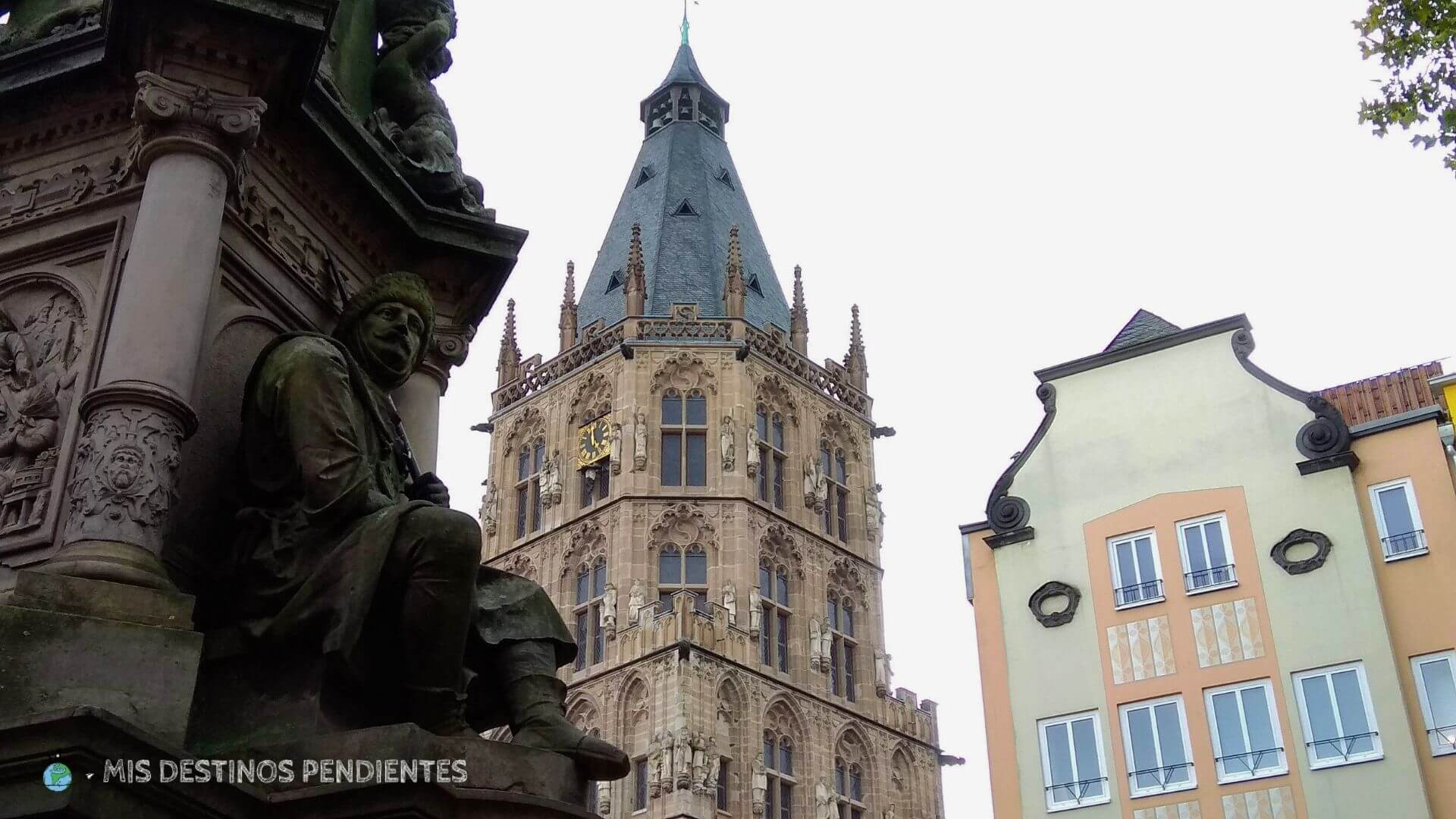 Antiguo Ayuntamiento de Colonia visto desde el Alter Mark (Colonia, Alemania)