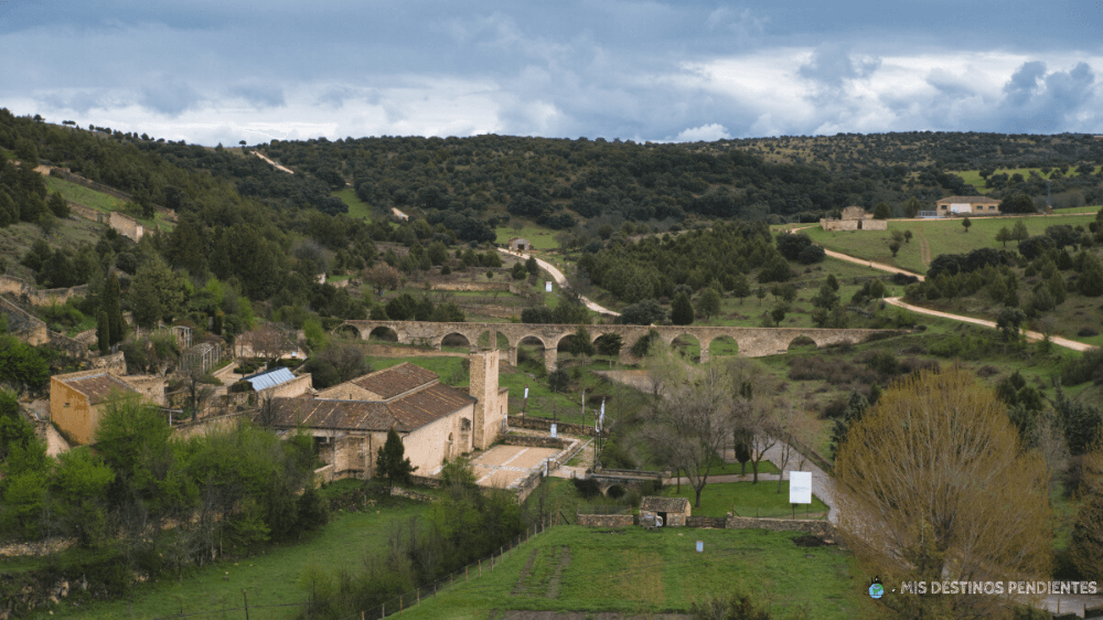 Vistas desde la Puerta de la Villa, donde se aprecia el acueducto y la Casa del Águila Imperial (Pedraza, Segovia)