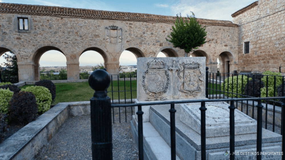 Tumba del Cura Merino con el Mirador de los Arcos al fondo (Lerma, Burgos)